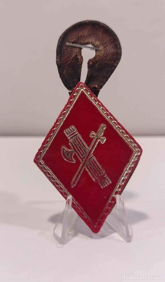 Militaria: Antiguo Rombo de Pecho con Porta-Insignia Cuero (Badana) - Guardia Civil (A&ntilde;os 70 Transici&oacute;n). C028