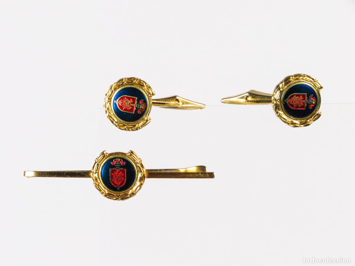 Militaria: Pisacorbatas y gemelos Escudo militar metal dorado esmalte segunda mitad S XX
