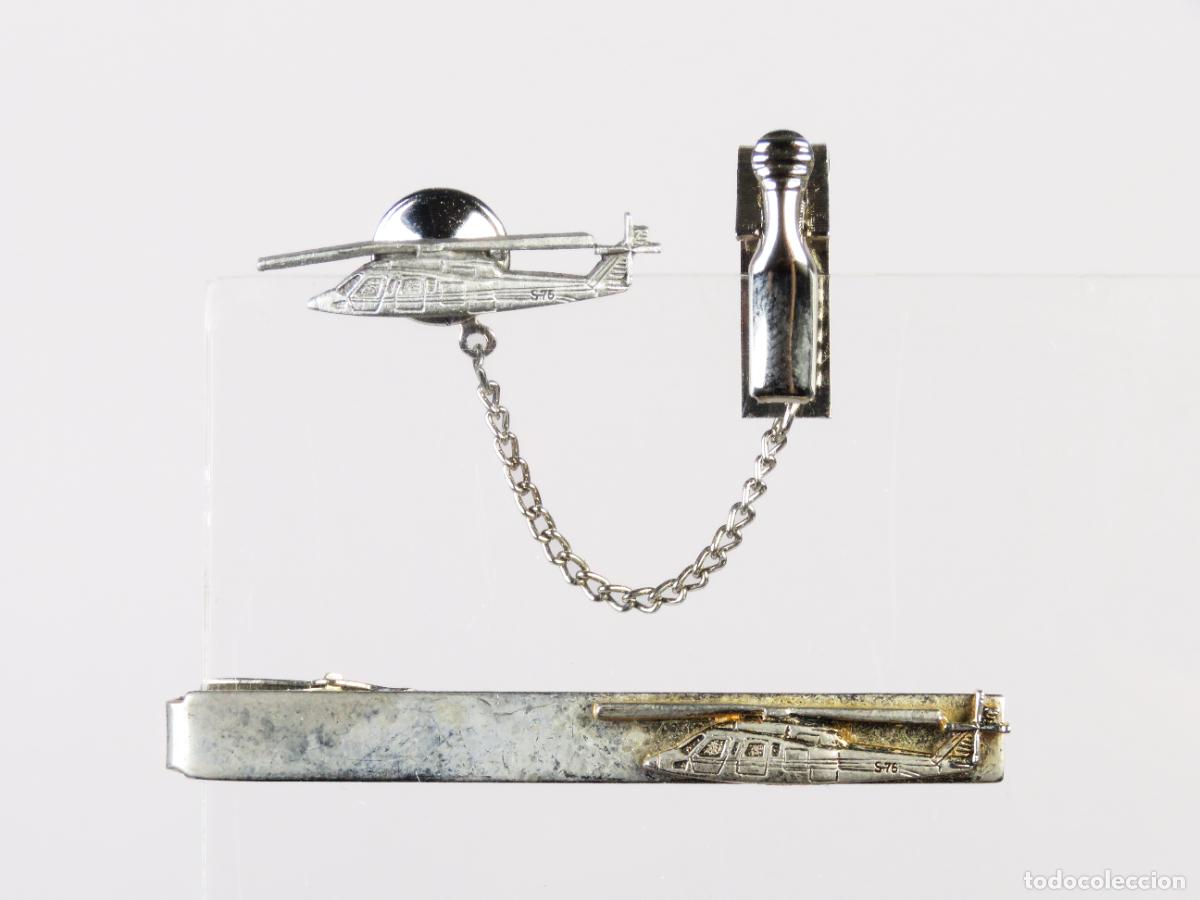 Militaria: Pisacorbatas y pin Helic&oacute;ptero Sikorsky S76 metal plateado segunda mitad S XX
