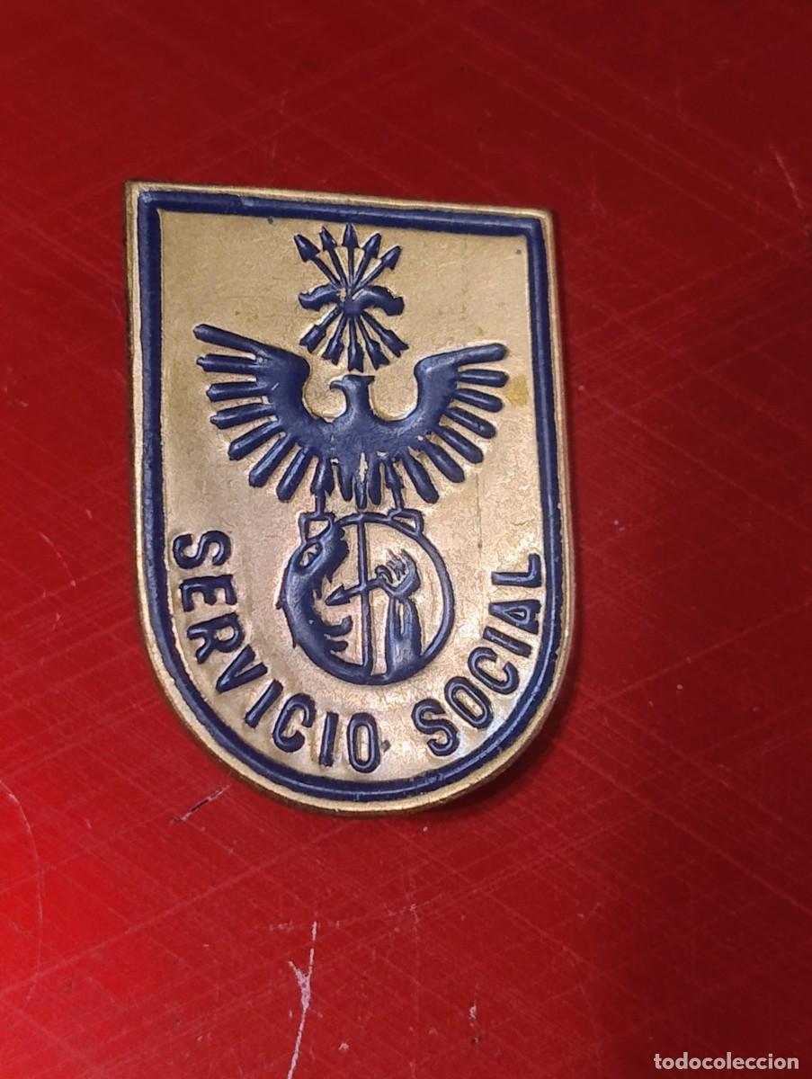 Militaria: Auxilio social. Insignia original. 3 x 2 cm