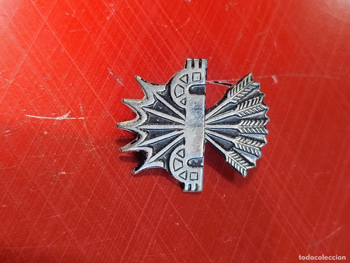 Militaria: Insignia de falange, yugo y flechas niquelada. Unos 2 x 2 cm