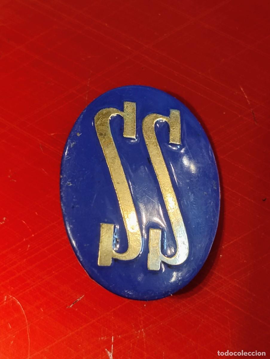 Militaria: Antigua insignia del servicio social femenino de falange. Unos 3 x 2,50 cm