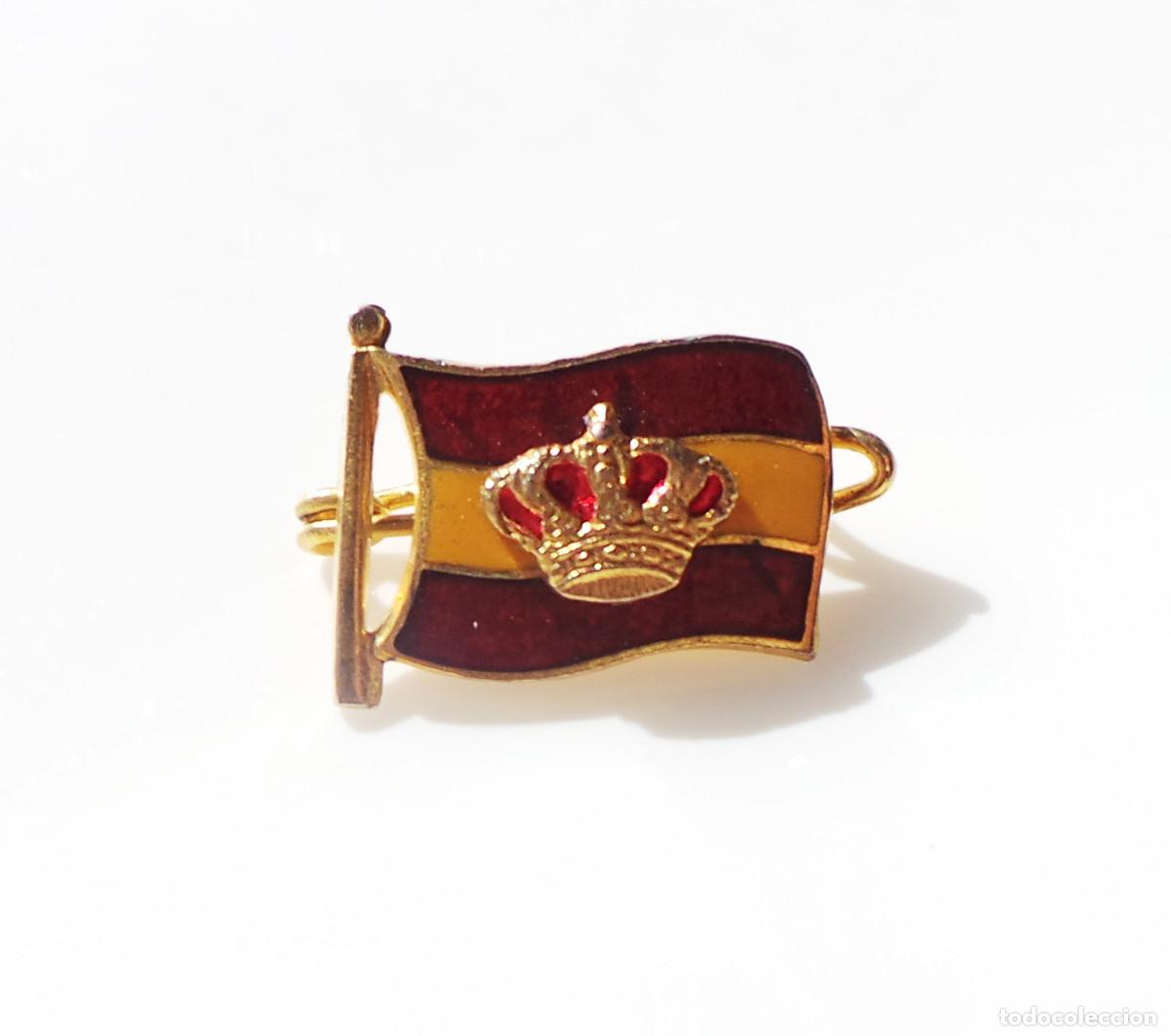 Militaria: BROCHE ESMALTADO, REPRESENTACI&Oacute;N ONDEANTE DE LA BANDERA DE ESPA&Ntilde;A CON UNA CORONA REAL DORADA RELIEVE