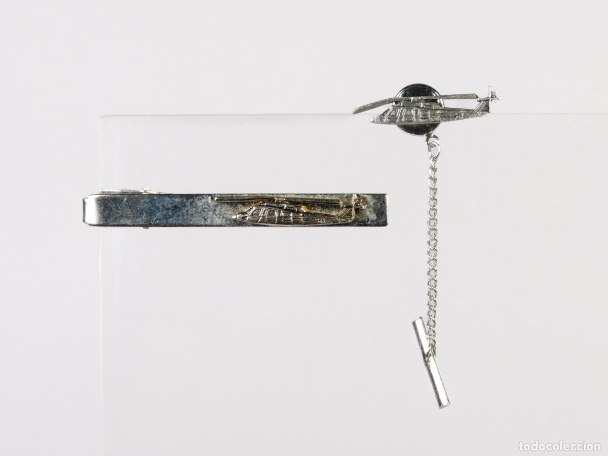 Militaria: Pisacorbatas pinza y pin helic&oacute;ptero S 76 metal plateado segunda mitad S XX