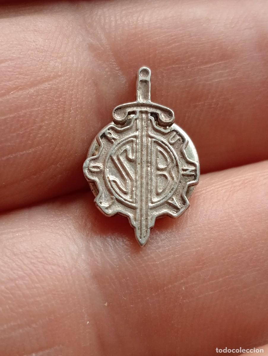 Militaria: PINS SANTA BARBARA CORU&Ntilde;A FABRICA DE ARMAS , FUSIL CETME EJERCITO ESPA&Ntilde;OL PINS CREO PLATA