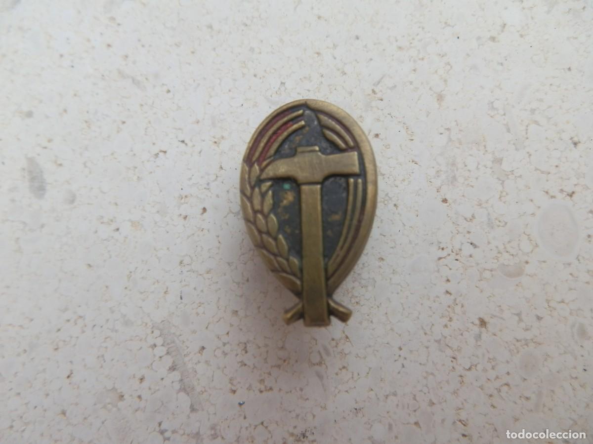 Militaria: Insignia de la Organizaci&oacute;n Sindical Espa&ntilde;ola, a&ntilde;os 40-50. Fabricada por I. Santanach, Barcelona.