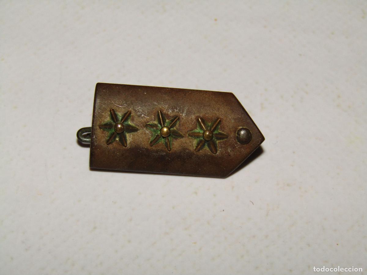 Militaria: Antigua Galleta Miniatura Insignia para Pecho en Lat&oacute;n y Otros Metales con Imperdible de CAPIT&Aacute;N