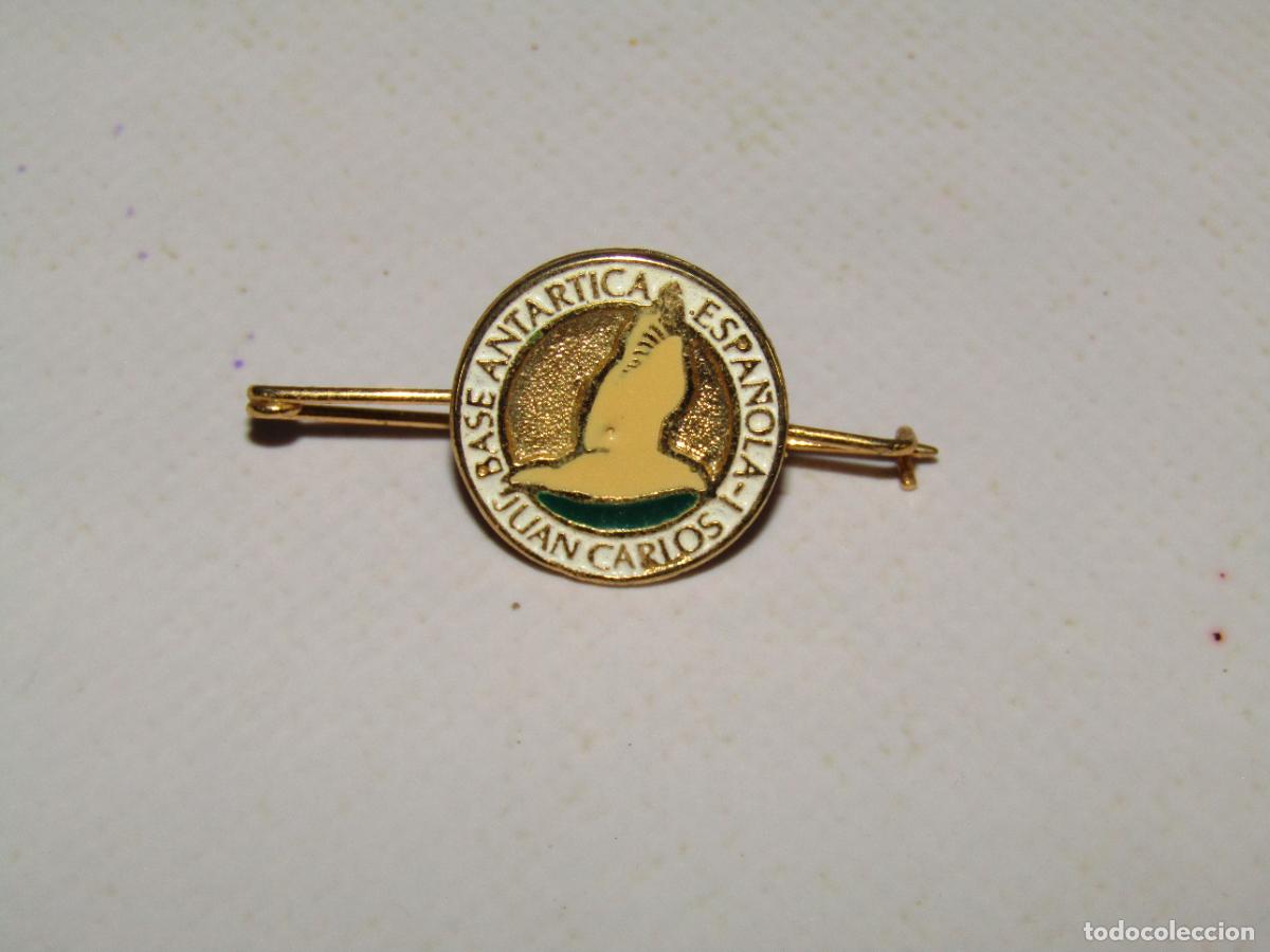 Militaria: Antiguo Alfiler de Corbata en Lat&oacute;n y Esmaltes de la Base Ant&aacute;rtica Espa&ntilde;ola JUAN CARLOS I