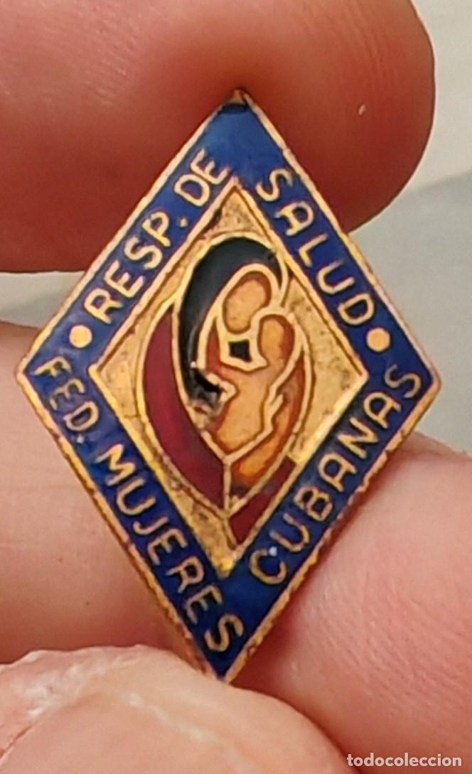 Militaria: Insignia Broche de Responsable de Salud de la FMC- Federaci&oacute;n de Mujeres Cubana - A&ntilde;os 60-70