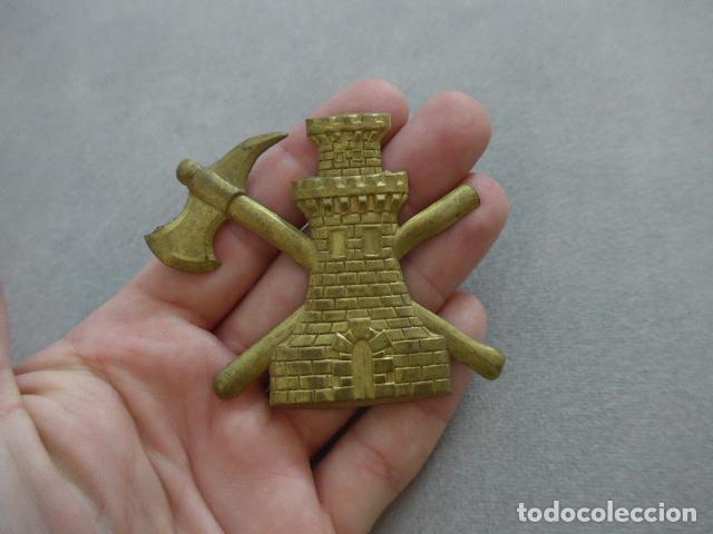 Militaria: Antiguo gran emblema de bomberos de Zapadores del ejercito, para casco, insignia orginal.