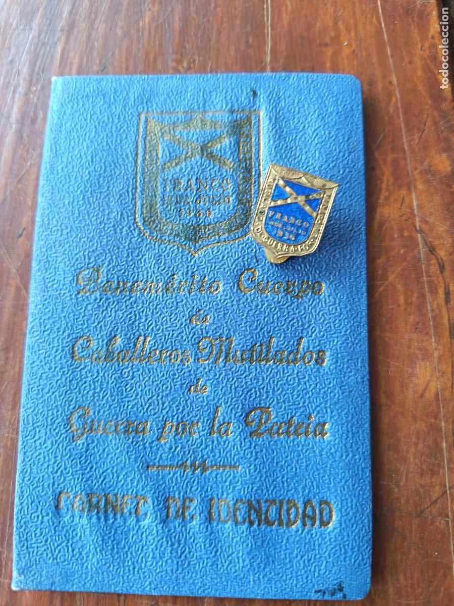 Militaria: CARNET E INSIGNIA CUERPO DE CABALLEROS MUTILADOS. HERIDO EN EL FRENTE DE CATALU&Ntilde;A, 1939.