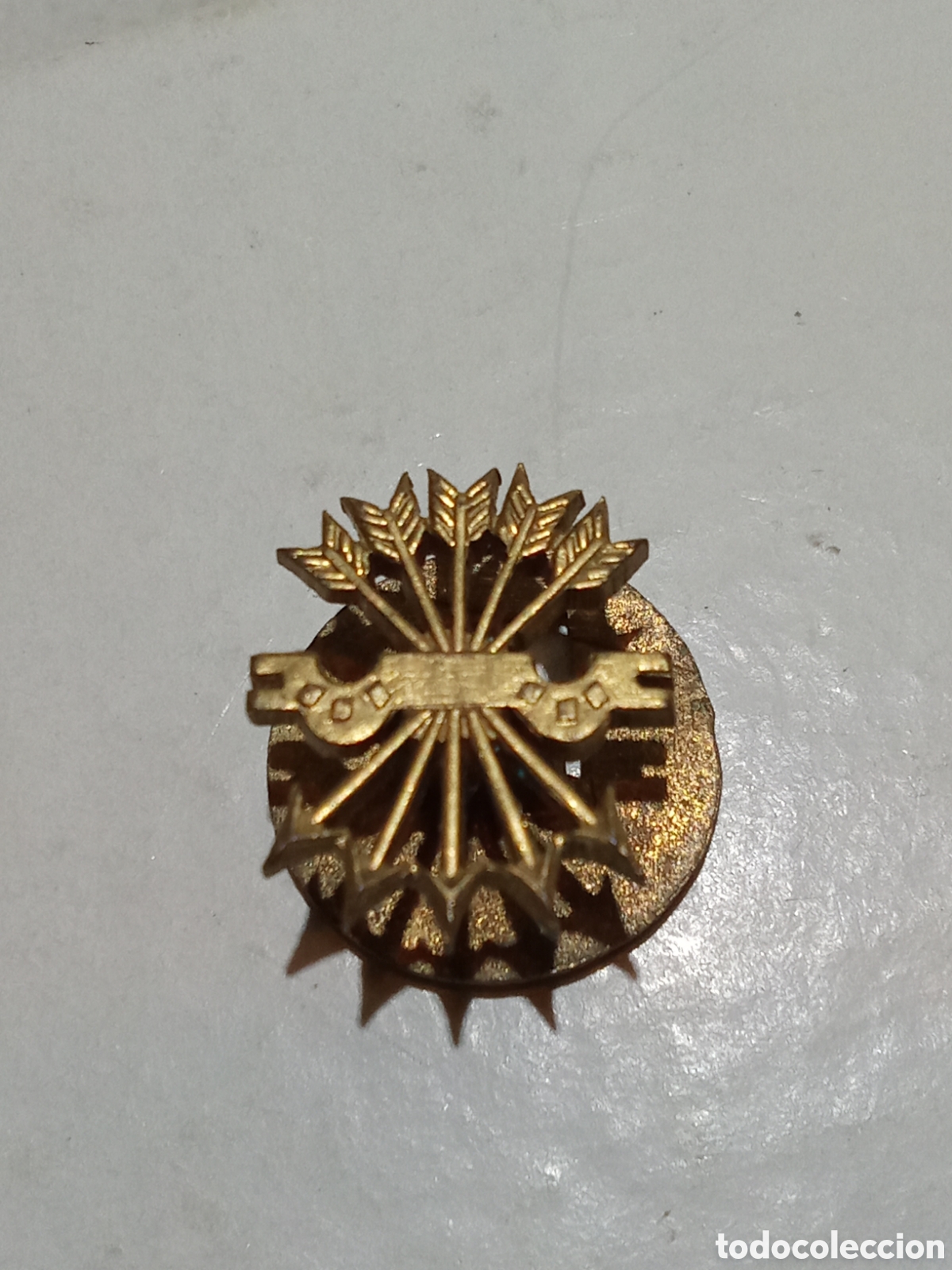 Militaria: OJAL DORADO DE LA FALANGE YUGO Y FLECHAS