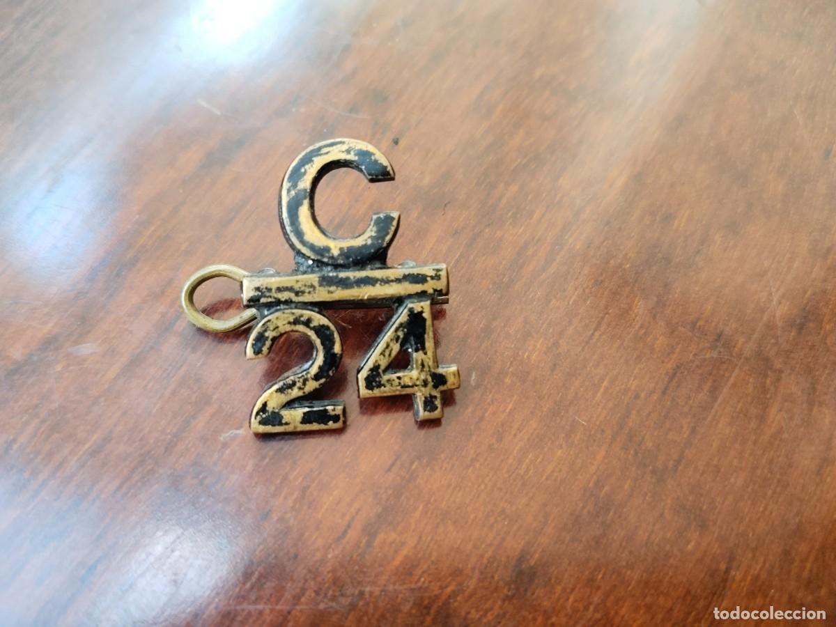 Militaria: Canad&aacute;. Emblema de cuello sel 24&deg; Regimiento. Primera Guerra Mundial.