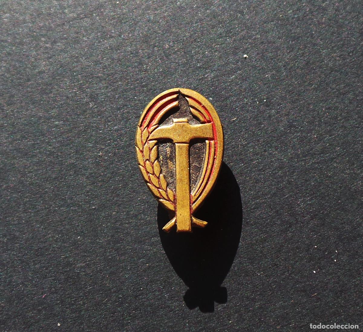 Militaria: INSIGNIA CENTRAL NACIONAL SINDICALISTA (CNS), SINDICATO VERTICAL DEL R&Eacute;GIMEN FRANQUISTA EN ESPA&Ntilde;A.