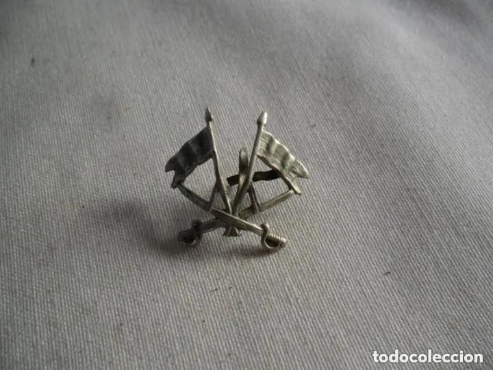 Militaria: ANTIGUA INSIGNIA MILITAR DE CABALLER&Iacute;A DOS SABLES CRUZADOS DOS LANZAS CON BANDERINES