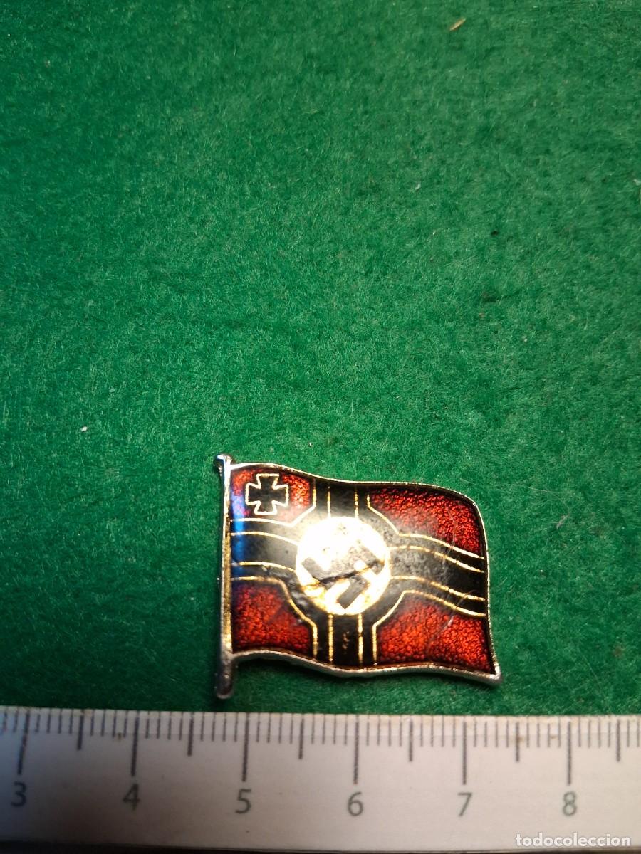Militaria: PIN BANDERA CON ESV&Aacute;STICA.