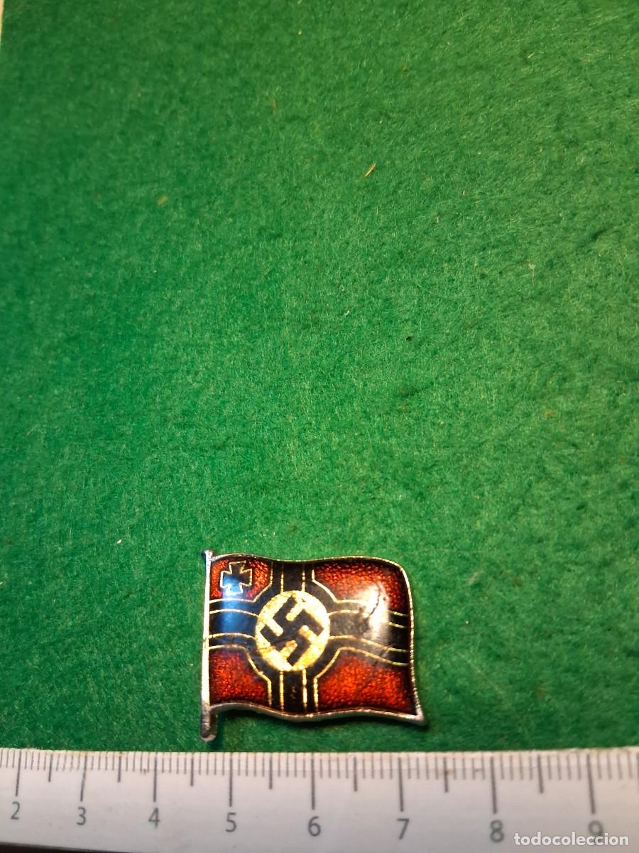 Militaria: PIN BANDERA CON ESV&Aacute;STICA. - Foto 2