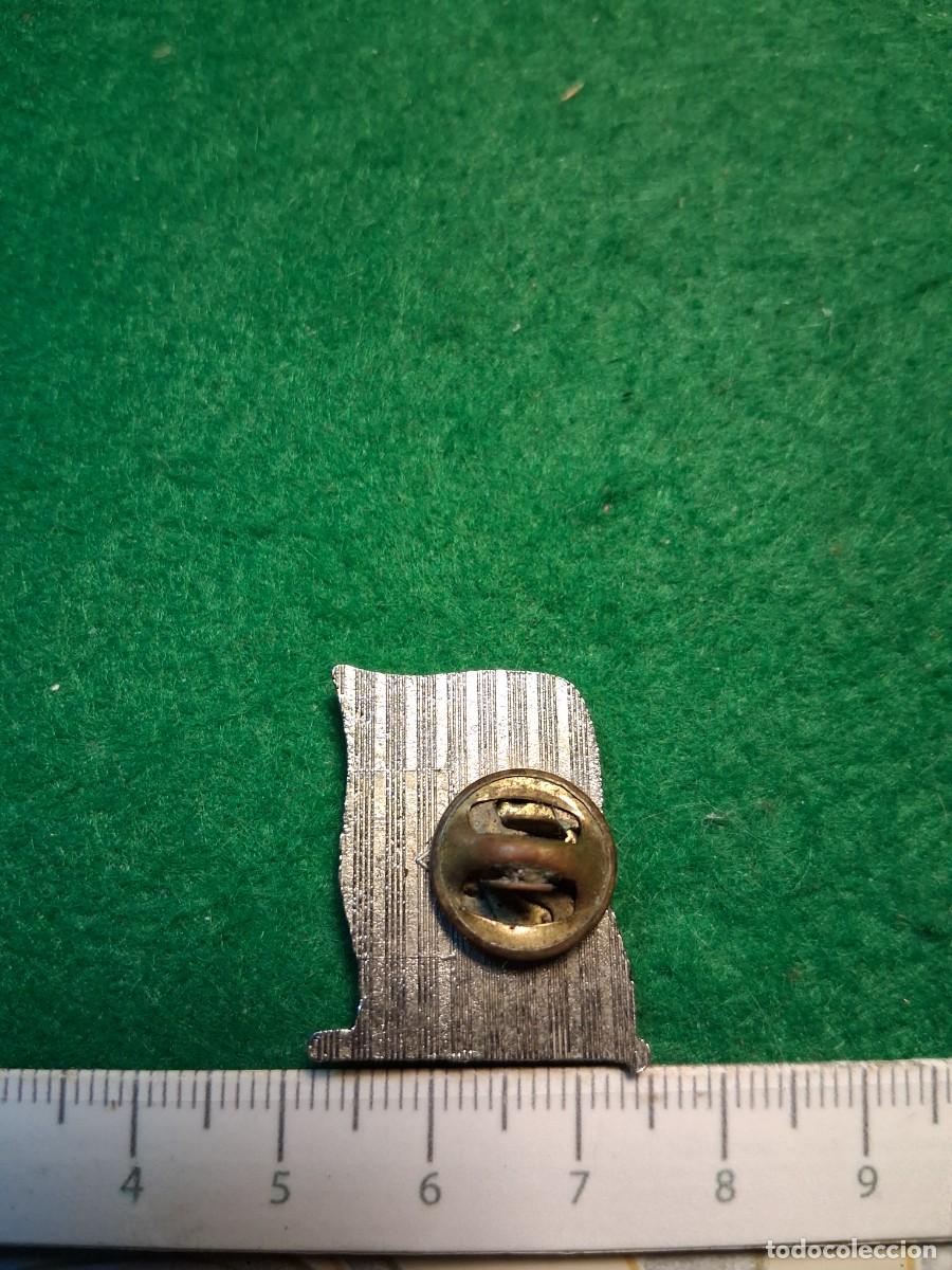 Militaria: PIN BANDERA CON ESV&Aacute;STICA. - Foto 3