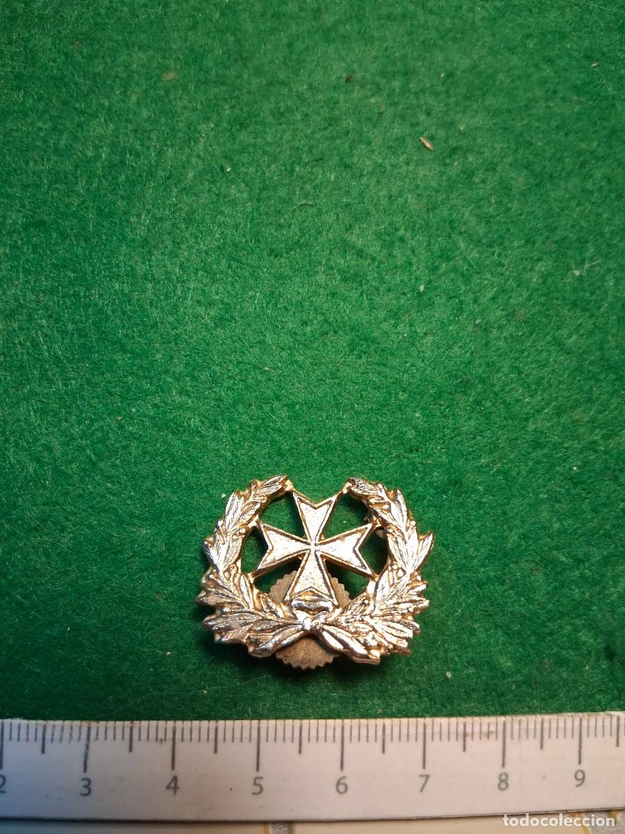 Militaria: INSIGNIA CUERPO SANIDAD MILITAR, LAUREADA, MET&Aacute;LICA.