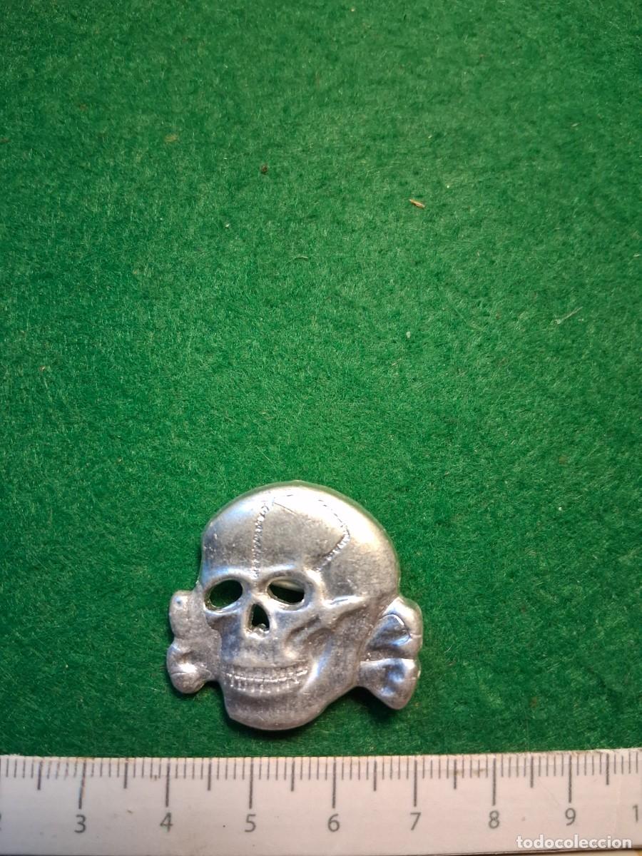Militaria: INSIGNIA SIMIL TOTENKOPF, FALTA UNA PATILLA.
