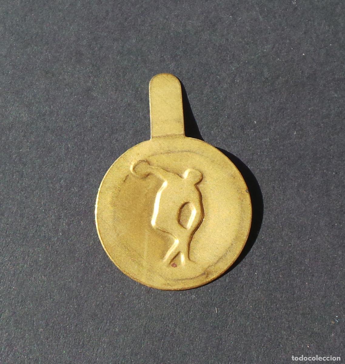 Militaria: INSIGNIA MET&Aacute;LICA DE AUXILIO SOCIAL, ALEGOR&Iacute;A DEPORTIVA, SILUETA DE UN LANZADOR DE DISCOS