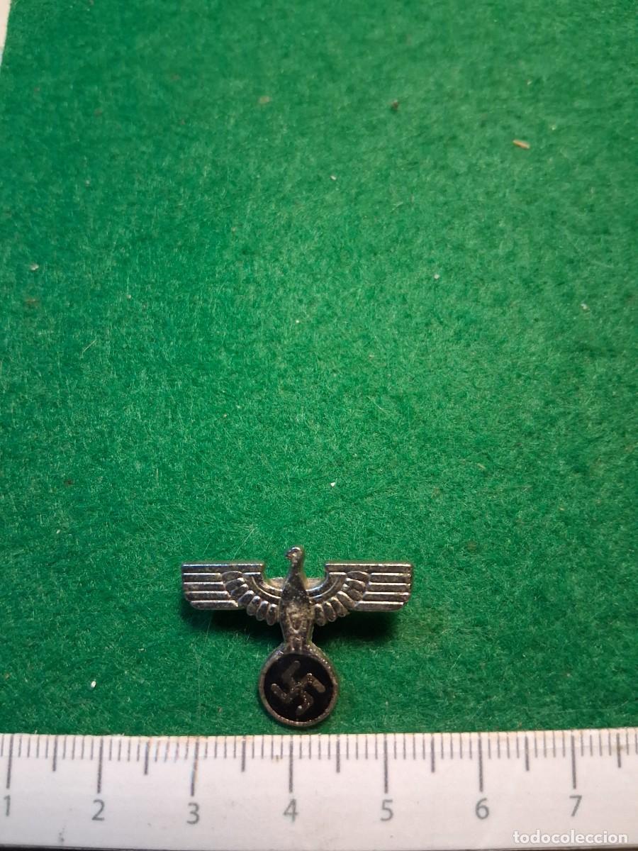Militaria: ALFILER AGUILA CON ESV&Aacute;STICA.