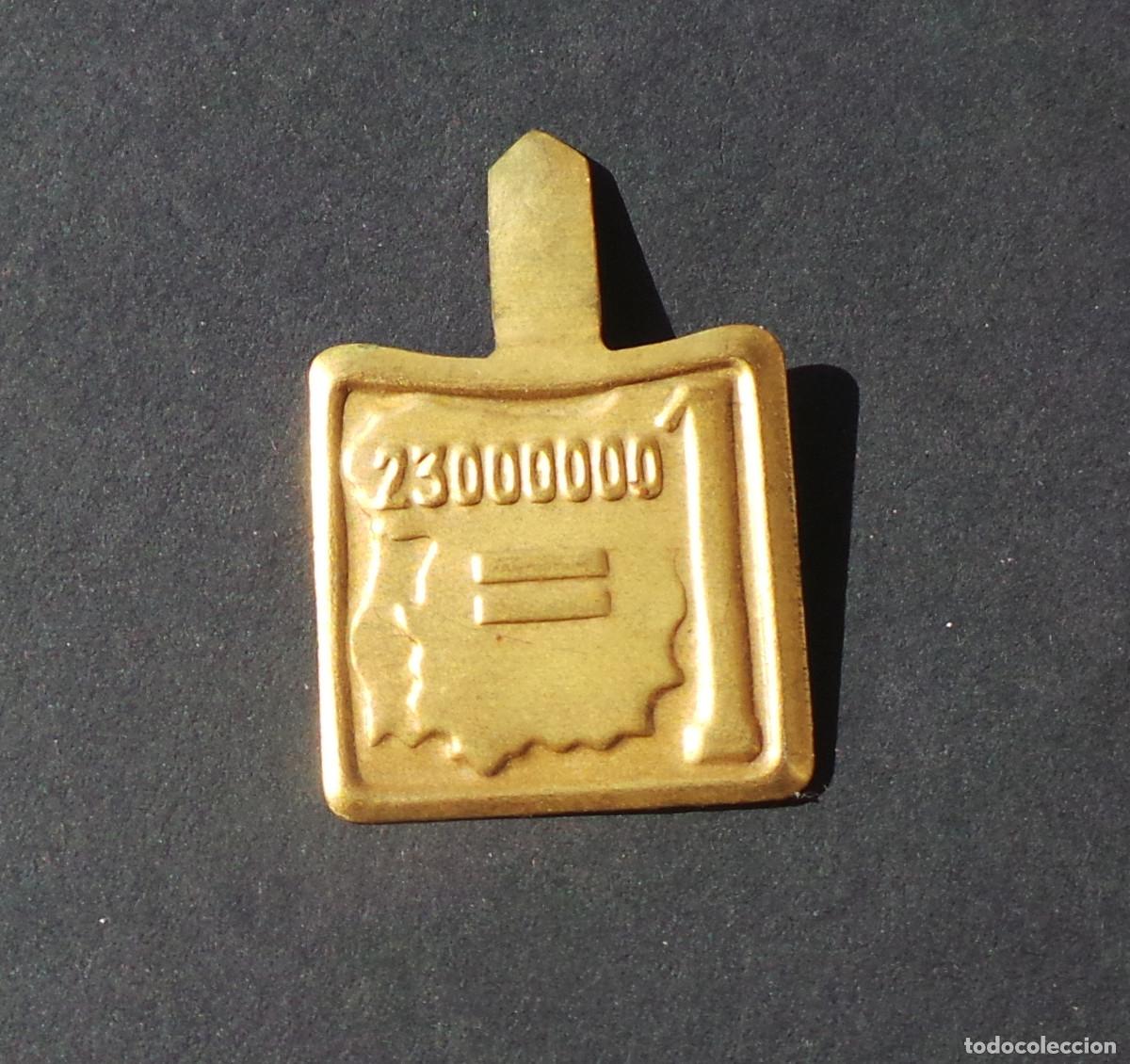 Militaria: EMBLEMA AUXILIO SOCIAL, CAMPA&Ntilde;A 23.000.000 HABITANTES.
