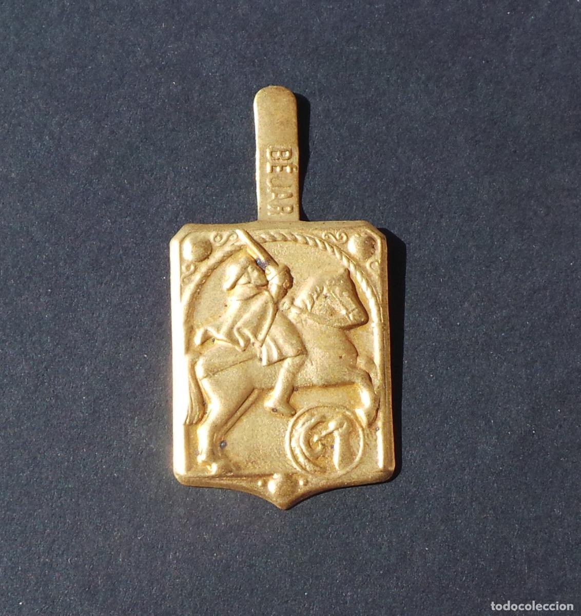 Militaria: INSIGNIA DE AUXILIO SOCIAL DE B&Eacute;JAR. METAL DORADO, RELIEVE DE SANTIAGO A CABALLO. A&Ntilde;OS 40.