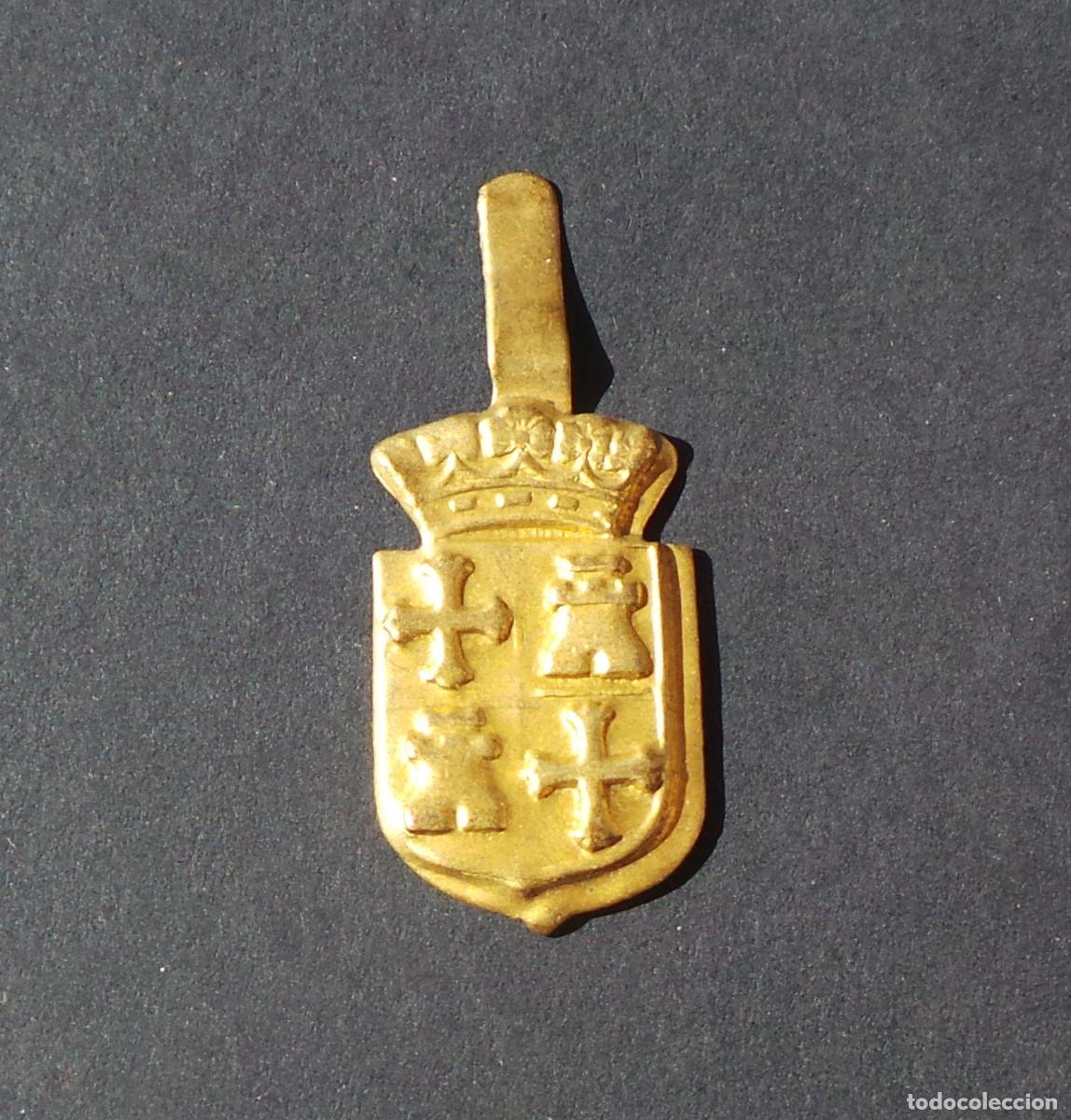 Military Antiques: INSIGNIA DE OJAL DE AUXILIO SOCIAL DE PALENCIA. LAT&Oacute;N ESTAMPADO CON ESCUDO HER&Aacute;LDICO.