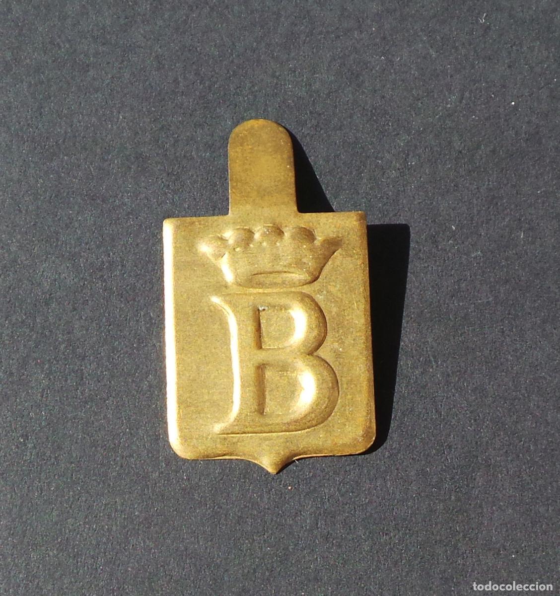 Militaria: INSIGNIA DE SOLAPA DE LAT&Oacute;N DE AUXILIO SOCIAL (GUERRA CIVIL/FRANQUISMO). INICIAL B CON CORONA CONDAL
