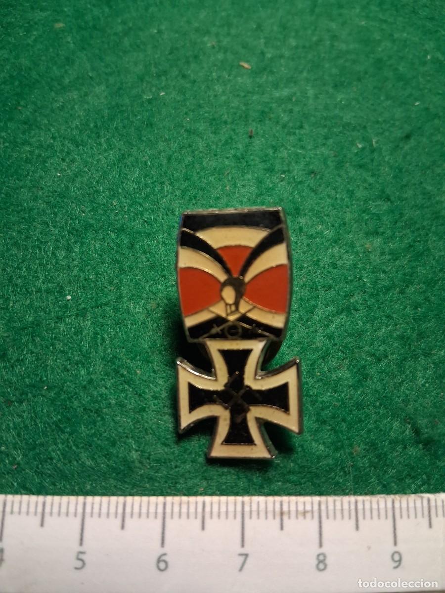 Militaria: PIN CRUZ DE HIERRO CON LAZO, MET&Aacute;LICO.
