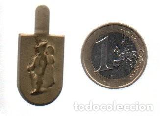 Militaria: EMBLEMA AUXILIO SOCIAL. GUERRA CIVIL. PAREJA DE CAMPESINOS.