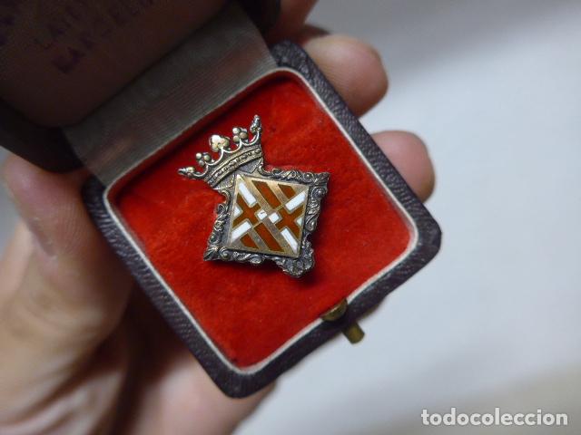 Militaria: Antigua insignia o emblema de calidad del Ayuntamiento de Barcelona, de concejal o alcalde de Franco