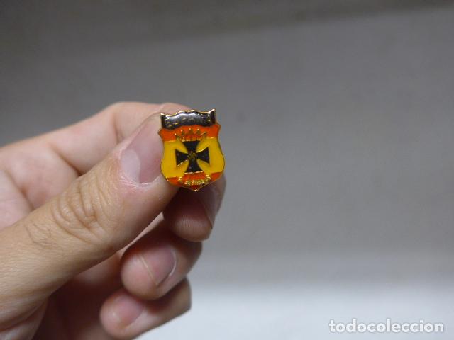 Military Antiques: Antigua insignia de la Division Azul, original de a&ntilde;os 70-80.