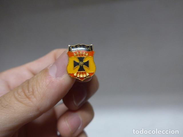 Military Antiques: Antigua insignia de la Division Azul, original de a&ntilde;os 70-80.