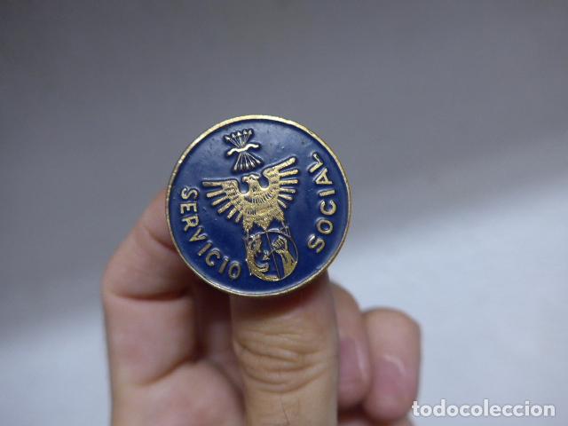Militaria: Antigua insignia o emblema del Servicio Social de falange, original