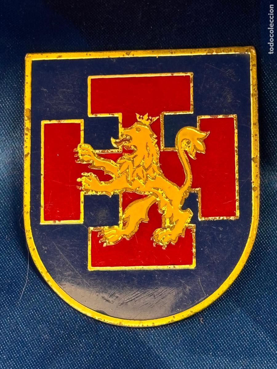 Militaria: Cruz potenzada de la OJE sobre placa metalica- insignia tama&ntilde;o grande con alfiler