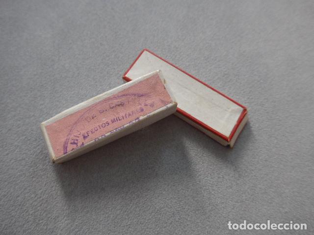 Militaria: Antigua caja para insignia o emblema militar de Castells de Barcelona, original.