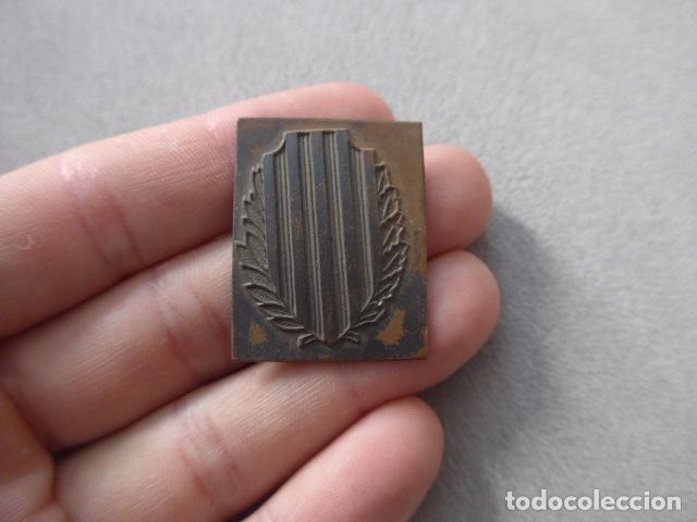 Militaria: Antiguo centro de la insignia o placa republicana catalana de policia de guerra civil, original