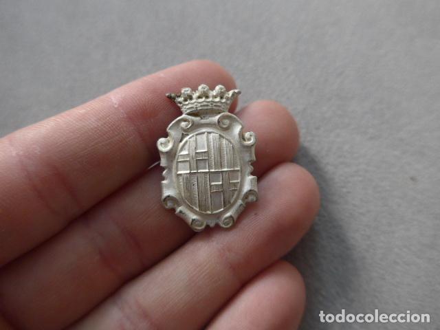 Militaria: Antigua insignia del Ayuntamiento de Barcelona franquista, original, epoca de Franco