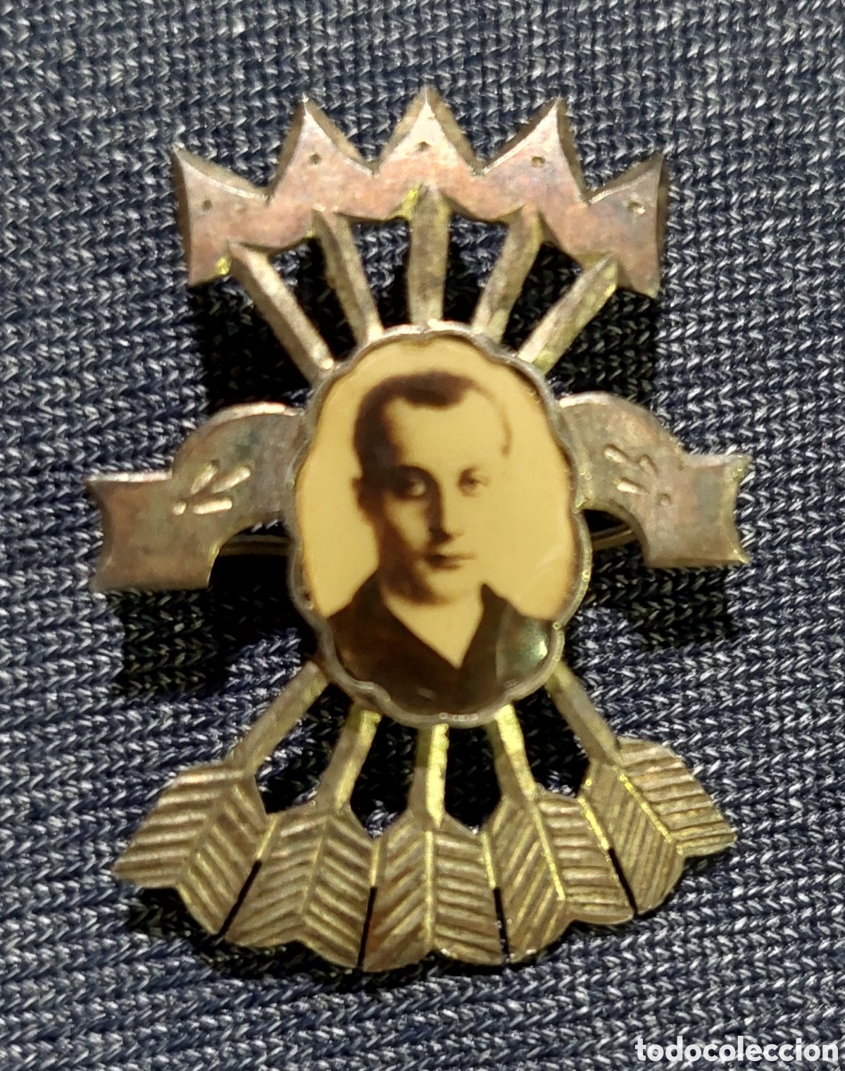 Militaria: Insignia plata Falange imagen de Jose Antonio Primo de Rivera