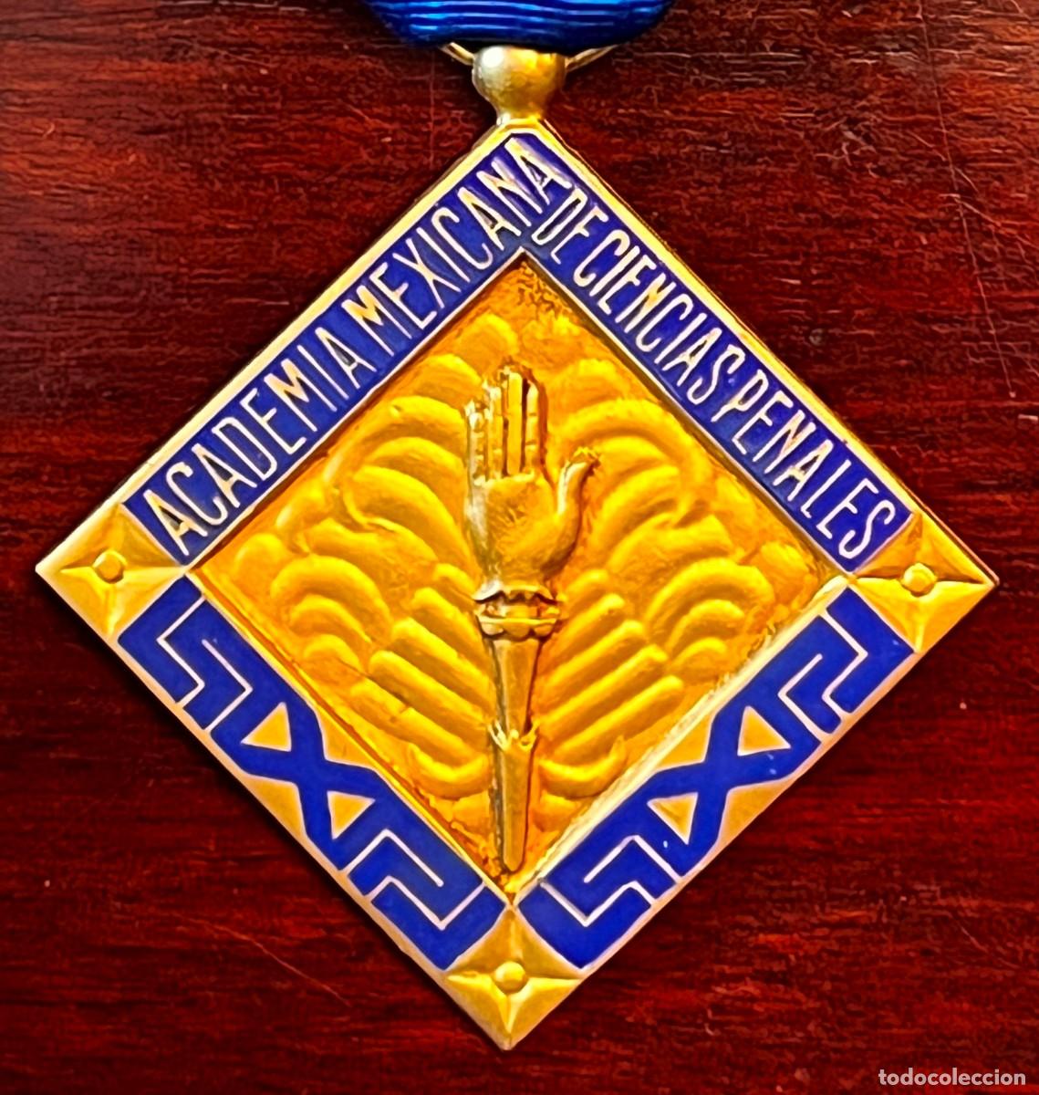 Militaria: MEDALLA ACADEMIA MEXICANA DE CIENCIAS PENALES, M&Eacute;XICO, ESMALTE AZUL, CON CINTA ORIGINAL