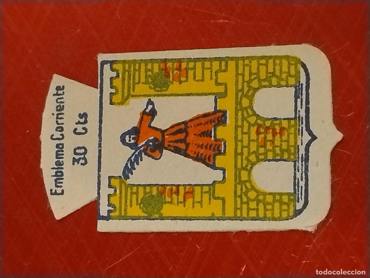 Militaria: AUXILIO SOCIAL. EMBLEMA CORRIENTE. 30 CTS. SERIE X, N&ordm; 19. ESCUDO RELACIONADO CON M&Eacute;RIDA.