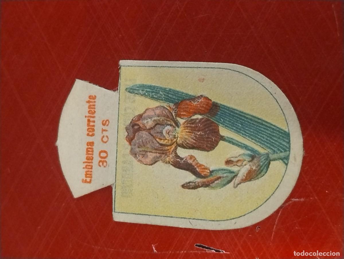 Militaria: EMBLEMA AUXILIO SOCIAL - SERIE L N&ordm; 5 - LIRIO COM&Uacute;N &Oacute; CARDENO - 30 CTS - 15 DE NOVIEMBRE DE 1945