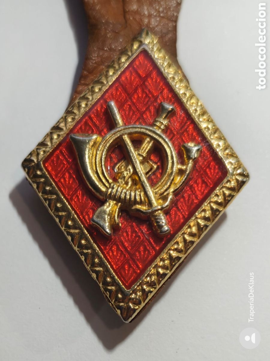 Militaria: Rombo rojo con corneta y cuero Distintivo de cazadores / infanter&iacute;a - car122