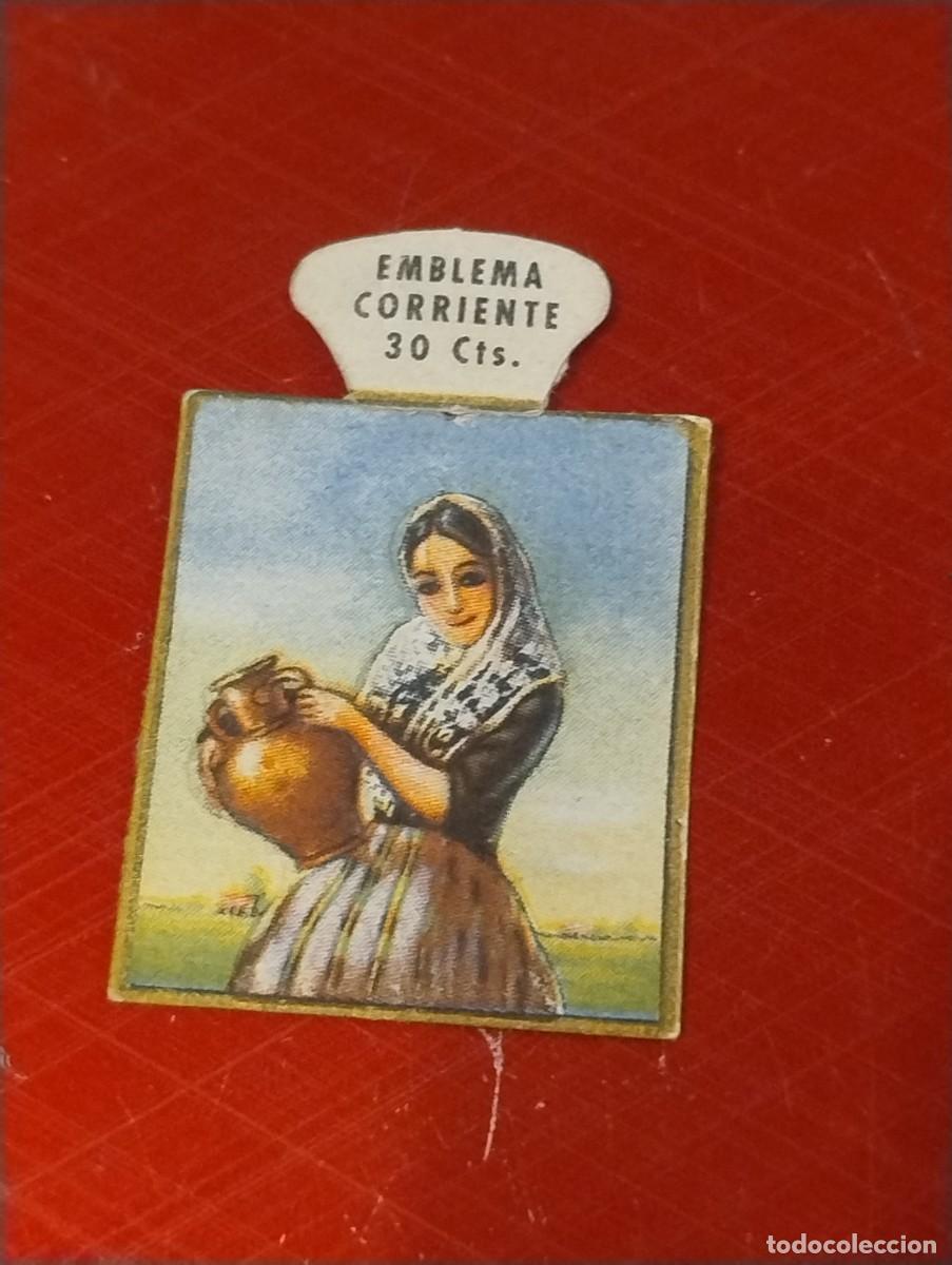 Militaria: Auxilio Social. Emblema corriente 30 cts. Payesa de Mallorca. Serie H n&uacute;mero 8