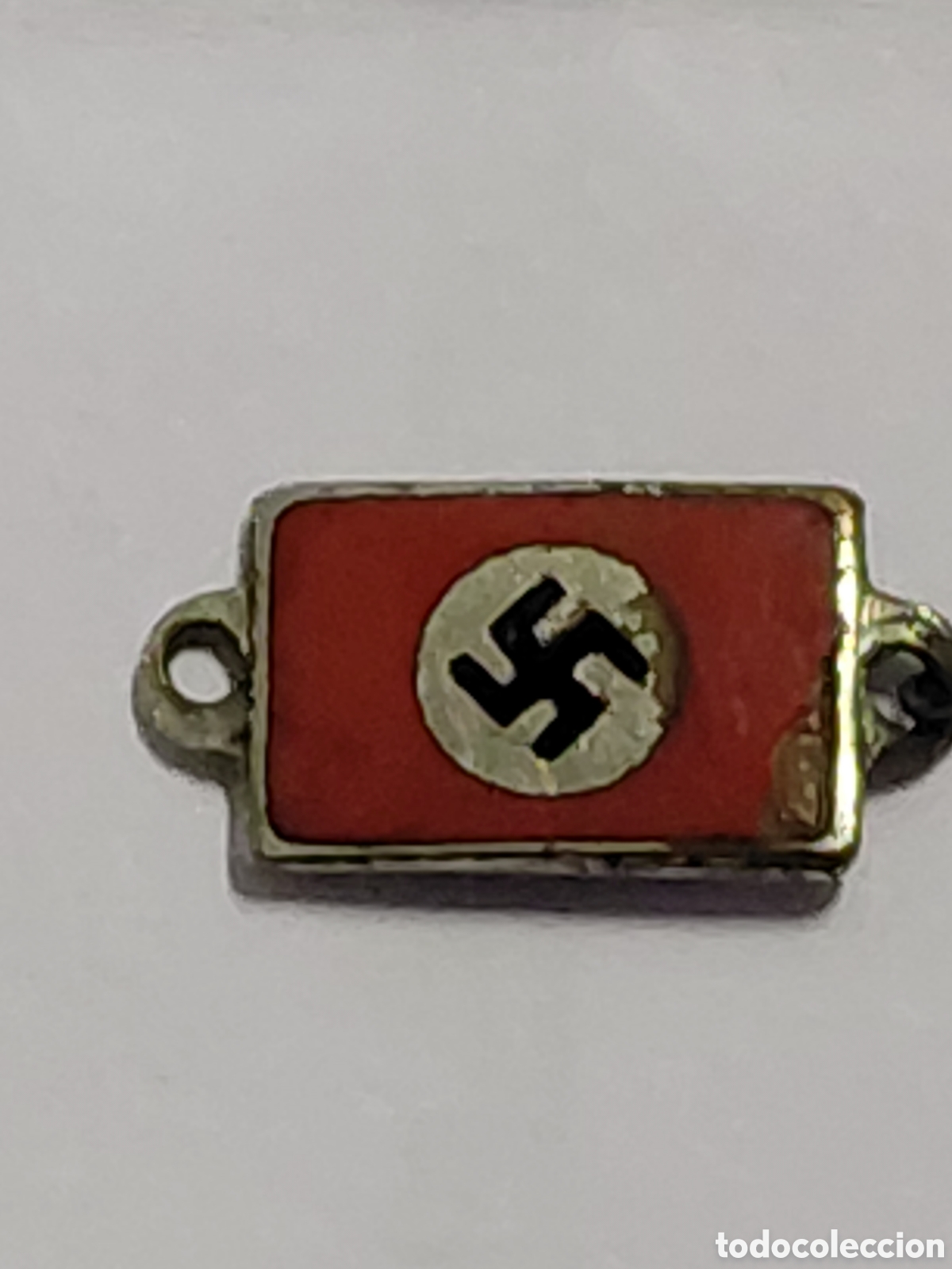 Militaria: PEQUE&Ntilde;A PLAQUITA METALICA CON ESMALTE DE LA BANDERA NAZI.PEQUE&Ntilde;ITAS FALTAS DE ESMALTE