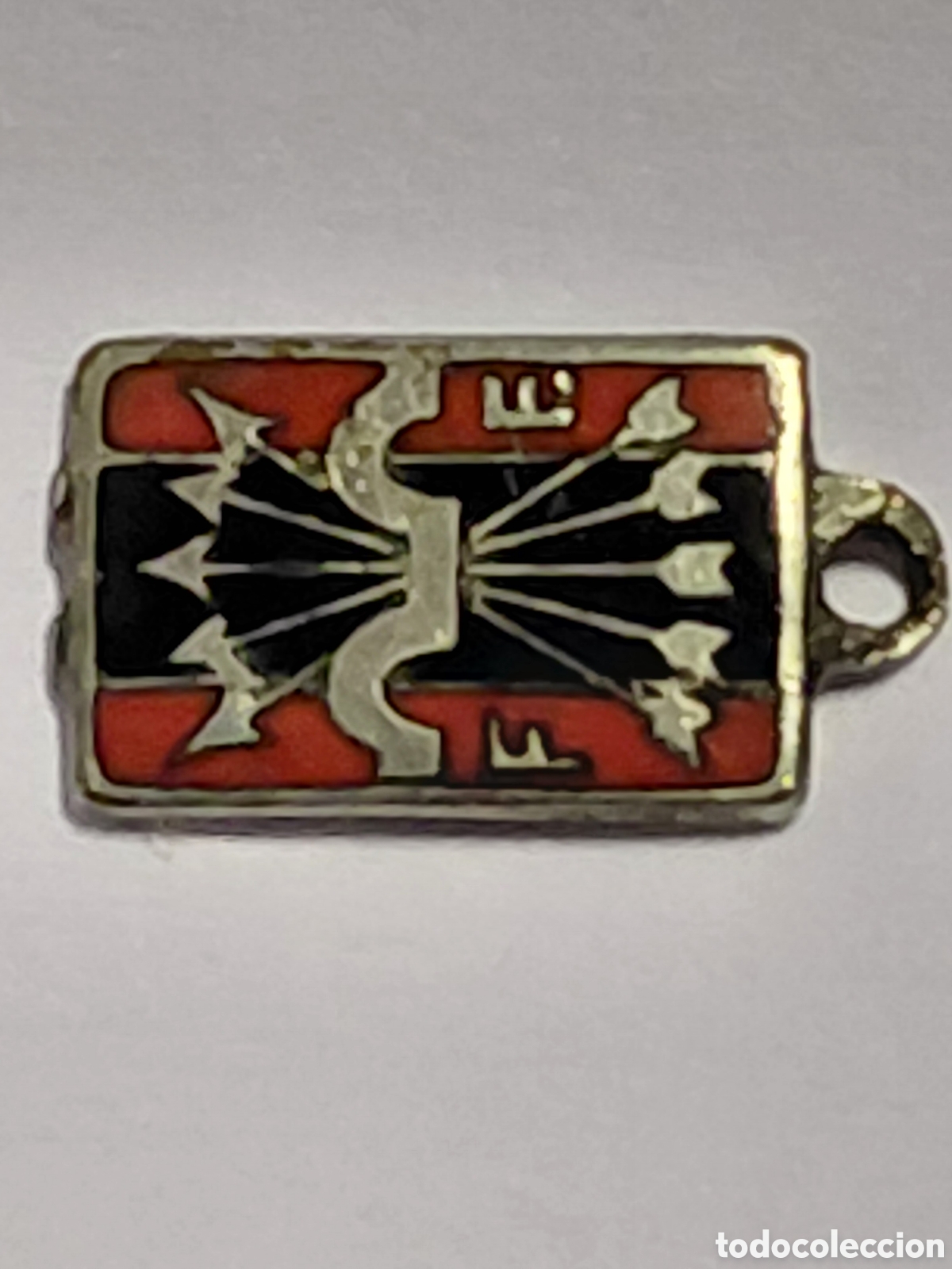 Militaria: PEQUE&Ntilde;A PLAQUITA METALICA CON ESMALTE DEL ESCUDO DE LA FALANGE