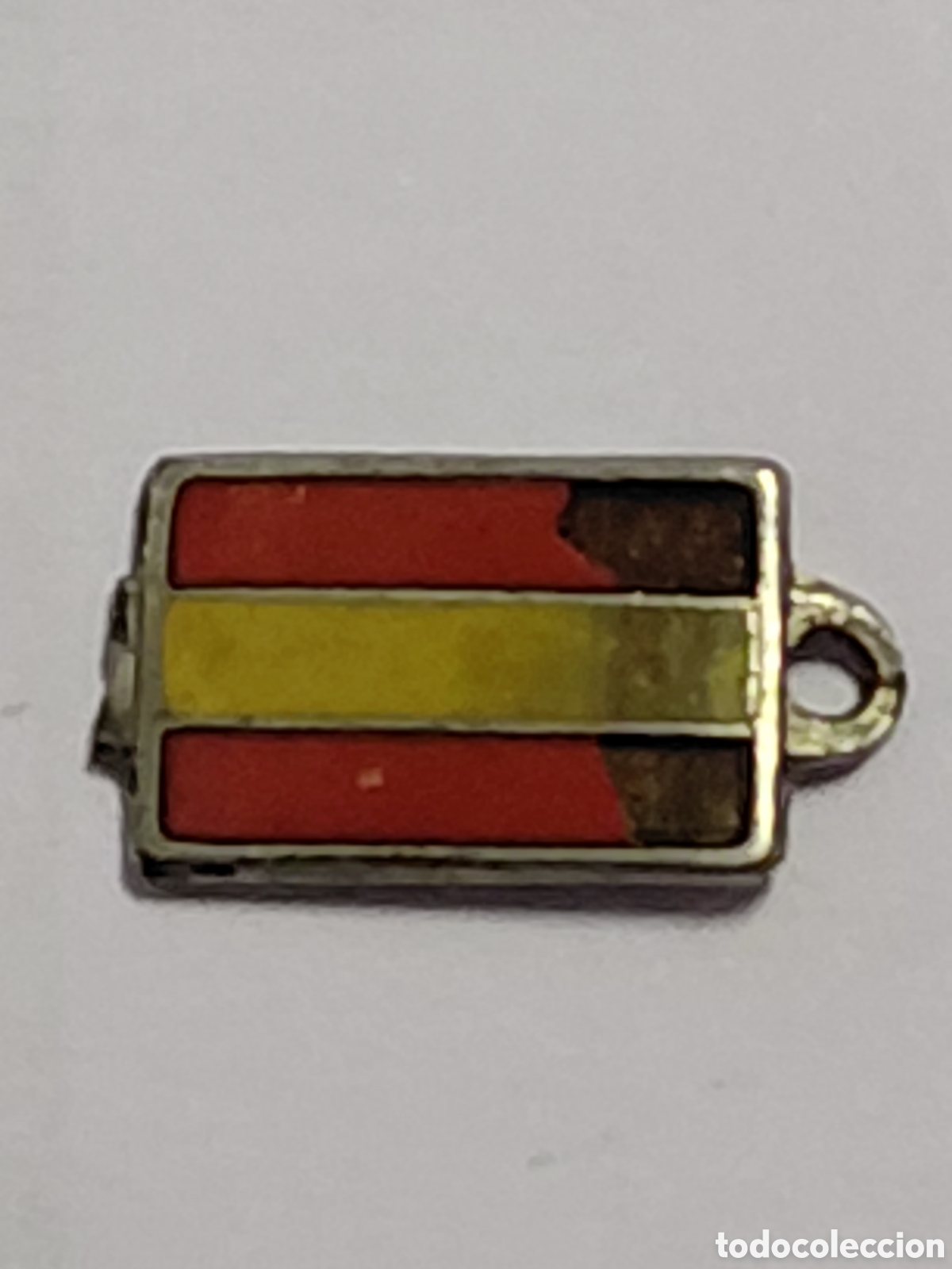 Militaria: PEQUE&Ntilde;A PLAQUITA METALICA CON ESMALTE DE LA BANDERA ESPA&Ntilde;OLA.PEQUE&Ntilde;AS FALTAS DE ESMALTE VER FOTOS