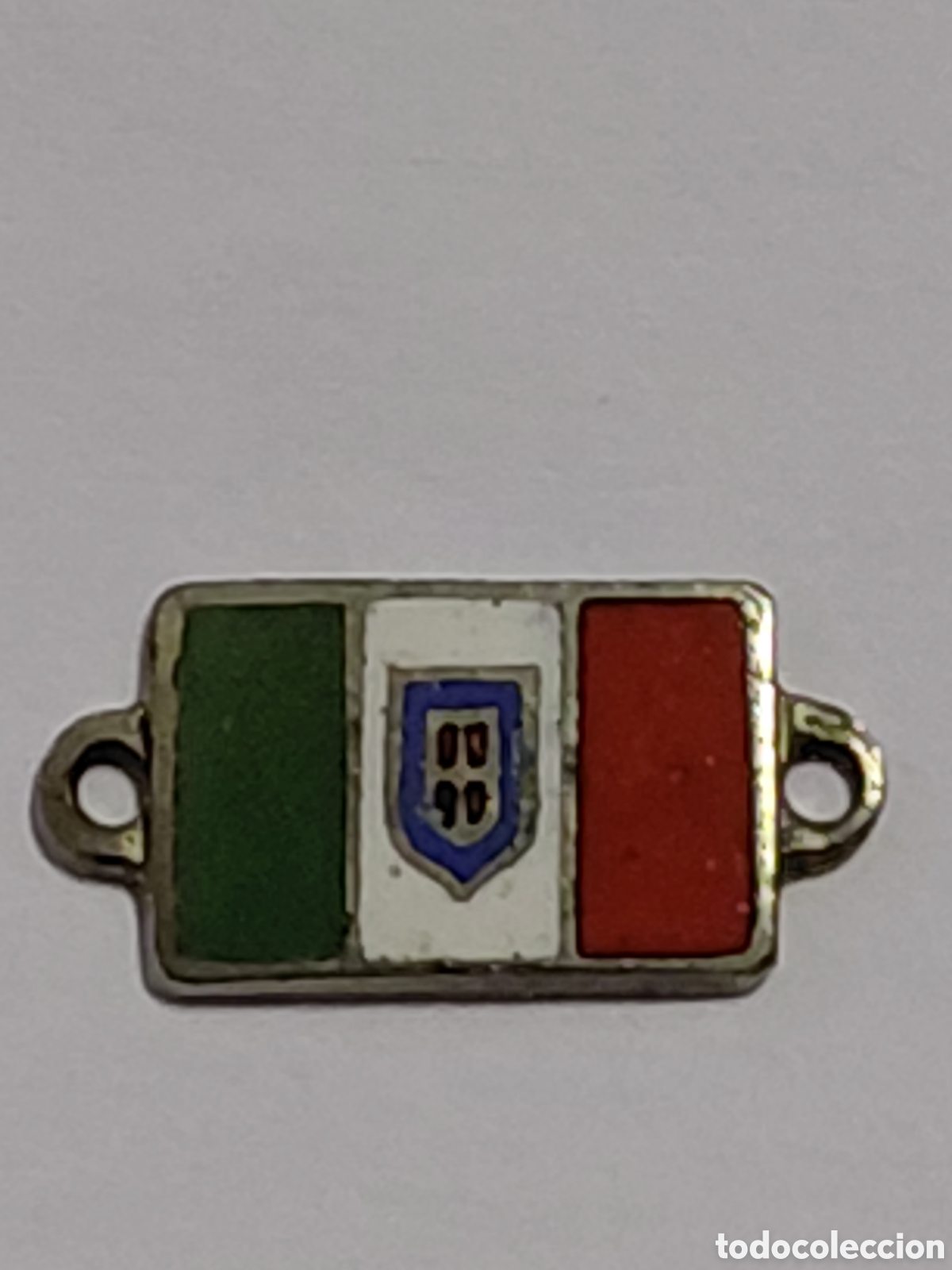 Militaria: PEQUE&Ntilde;A PLAQUITA METALICA CON ESMALTE DE LA BANDERA ITALIANA.